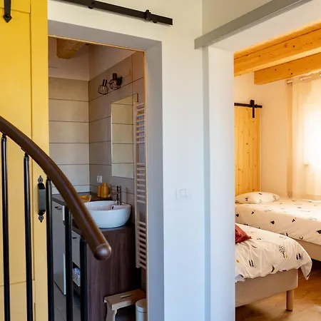 Apartment Bee In Forest Pivka