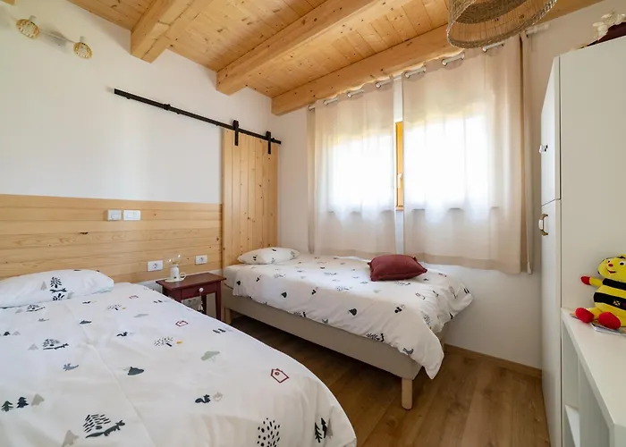 Bee In Forest Apartma